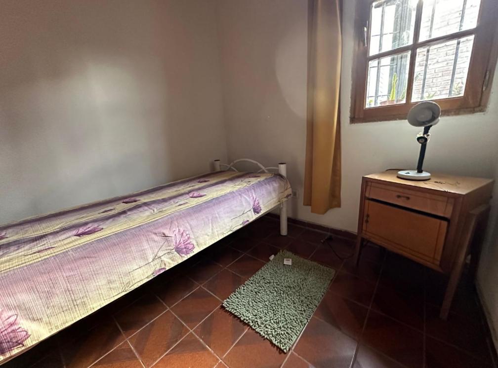 Villa MariniHabitacion INDIVIDUAL en casa compartida- cama individual的一间卧室配有一张床、一个梳妆台和一扇窗户。