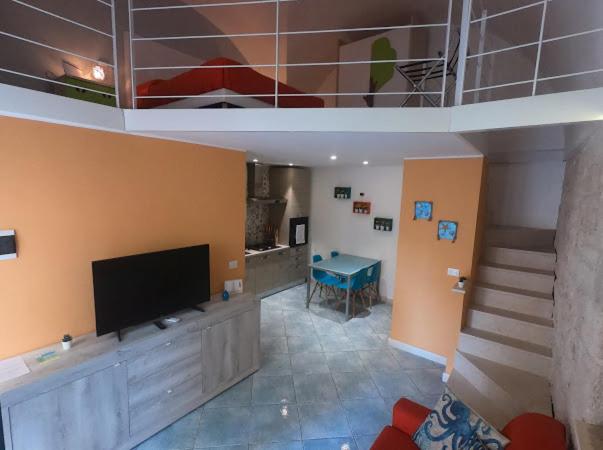 焦维纳佐Porto di mare luxury home的客厅配有平面电视和桌子。