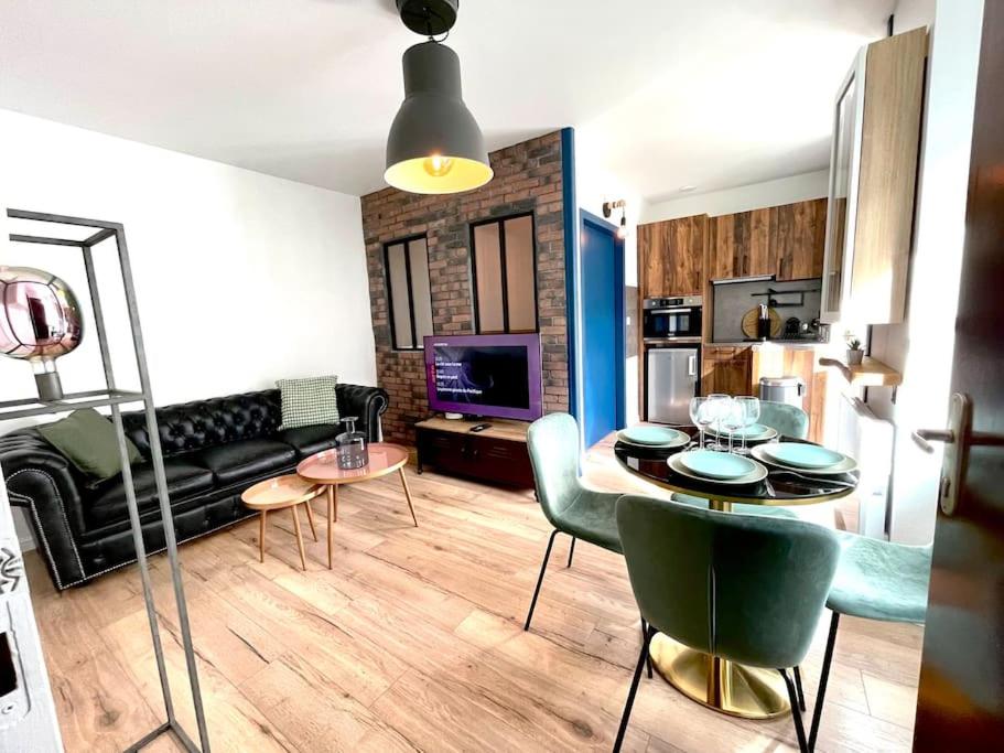 波城Magnifique Appartement Hypercentre - Le Charly的一间带桌椅的客厅和一间厨房