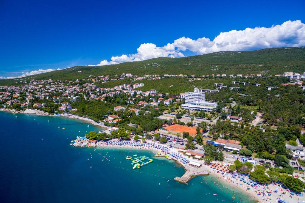 茨里克韦尼察奥莫瑞卡酒店的水中岛屿上度假村的空中景观