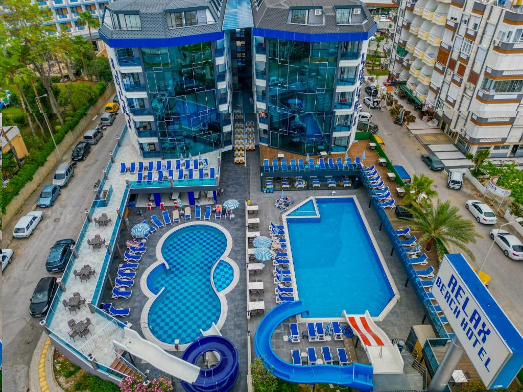 阿拉尼亚Relax Beach Hotel的享有带游泳池的度假村的空中景致