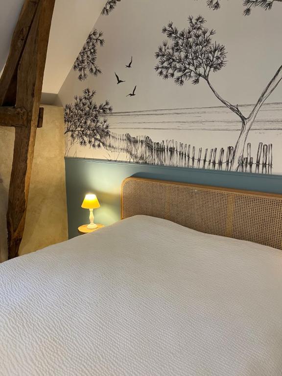 圣茹昂代盖雷特邵米尔德拉柴兹旅馆的一间卧室配有床,墙上有鸟