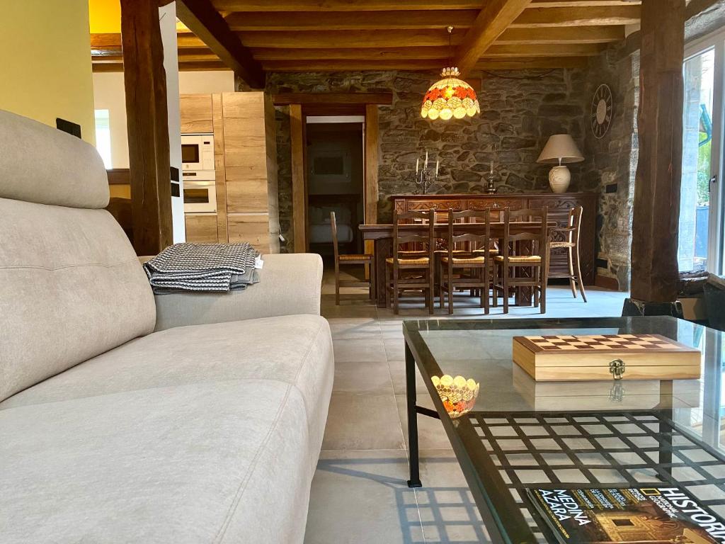 莱萨卡Fondamaria - Alojamiento rural的客厅配有沙发和桌子