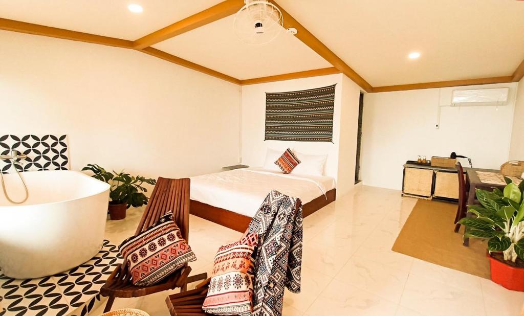 美奈Maidi Homestay Mui Ne的一间卧室设有一张床和一间客厅。