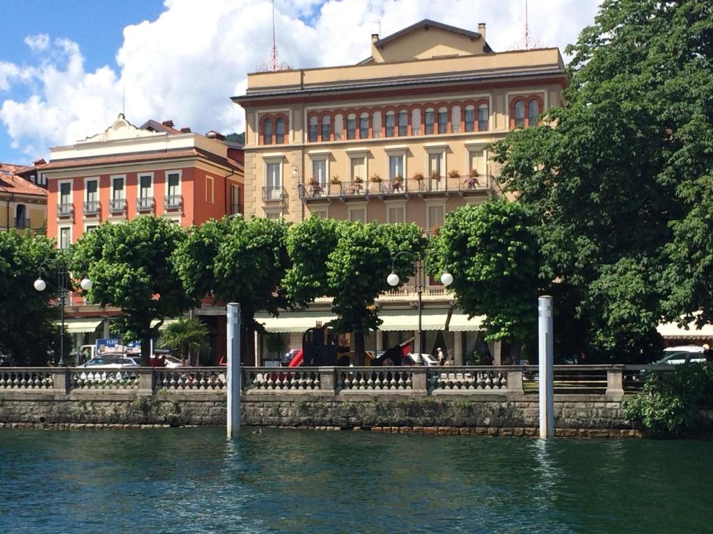 韦尔巴尼亚Hotel Belvedere San Gottardo的水体旁边的建筑物