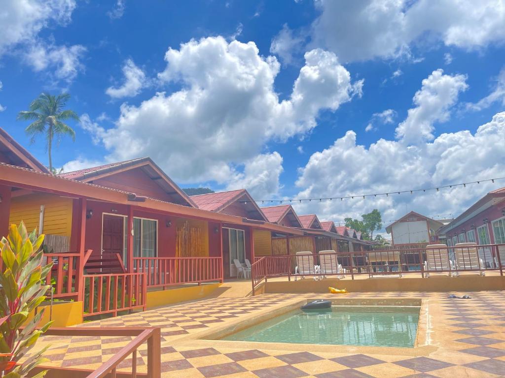 高兰兰达休闲精品酒店的一堆色彩缤纷的房屋,设有一个游泳池
