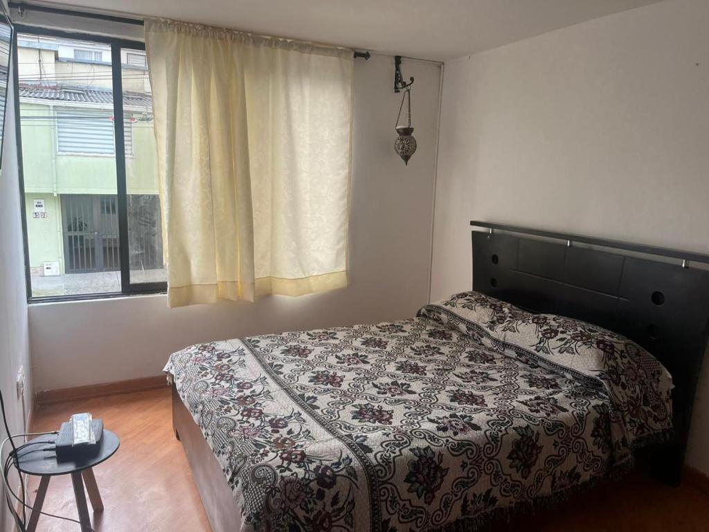 马尼萨莱斯Bhospedaje的一间卧室设有一张床和一个窗口