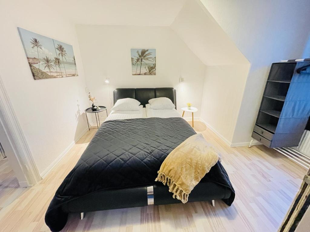 兰讷斯aday - Randers Elegant and Trendy Apartment的一间卧室,卧室内配有一张黑色大床