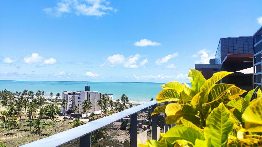 卡贝德卢Park Del Prado-INTERMARES的从度假村的阳台上可欣赏到海滩景色