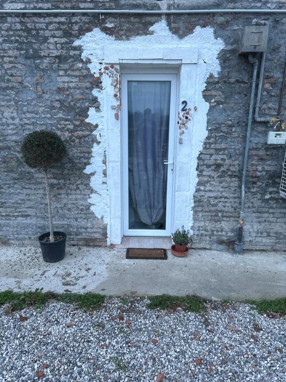 K.room2的前面有两棵植物的砖楼里的一个门