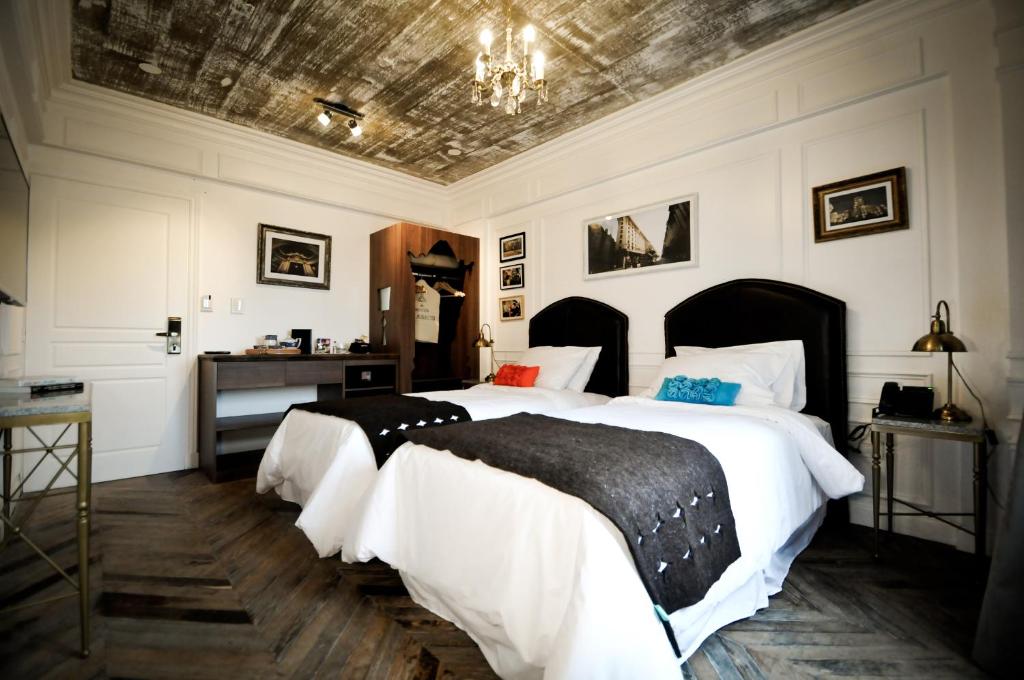克拉西克酒店客房内的一张或多张床位
