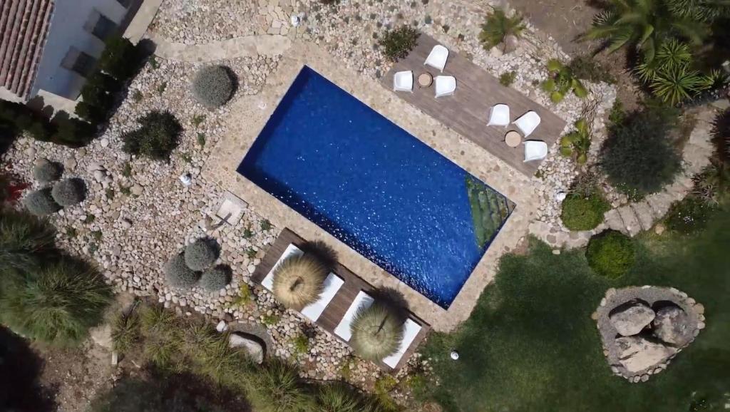 阿洛拉Finca Dariana Padel & Pool的享有大型蓝色游泳池的顶部景致