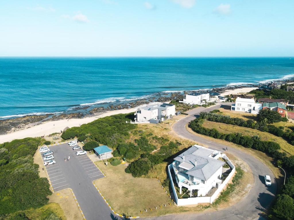杰弗里湾Point Villa的房屋和海洋的空中景致