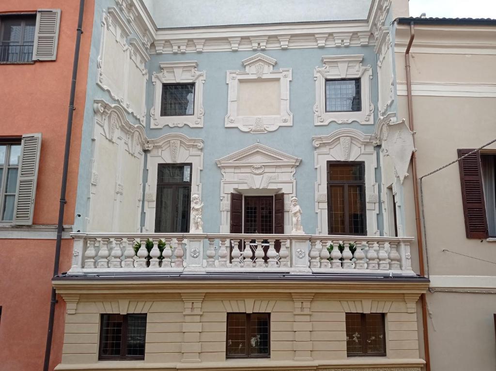 曼托瓦阿利法奔尼府客栈的一侧带阳台的建筑