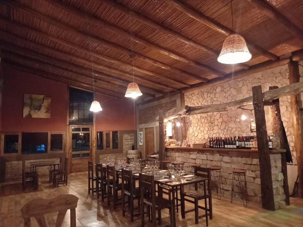 Vista FloresFinca La Valletana的一间带长桌和椅子的用餐室