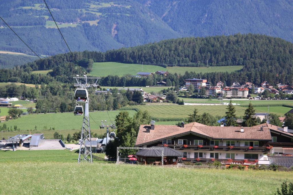 布鲁尼科海因茨酒店的山丘上带滑雪缆车的房子