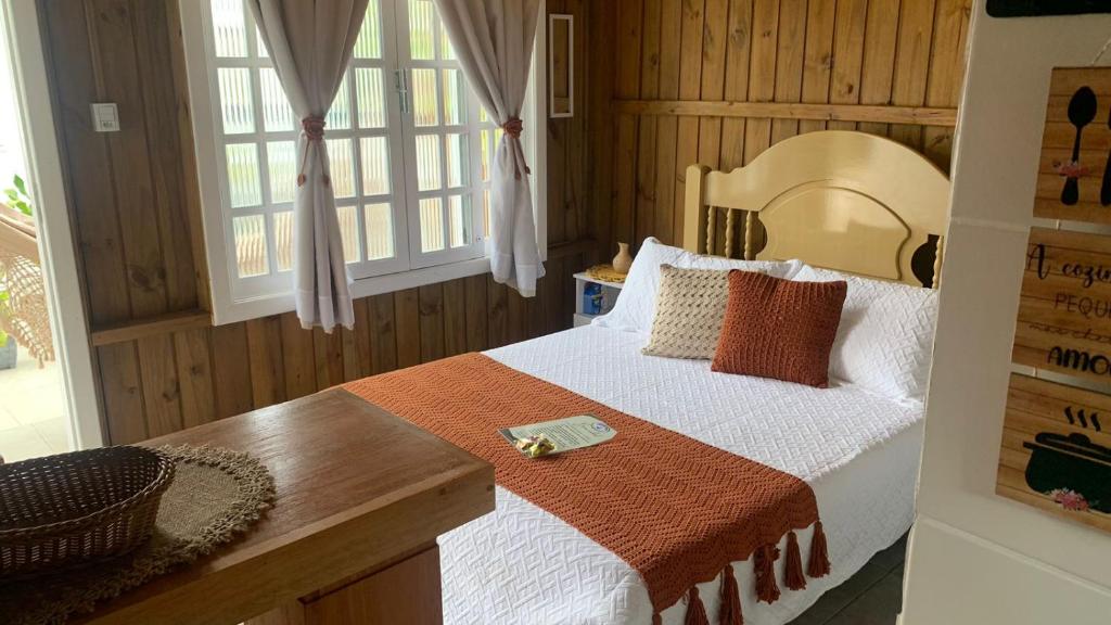 加罗帕巴Cabanas MORIÁ的一间卧室设有一张带木墙的大床