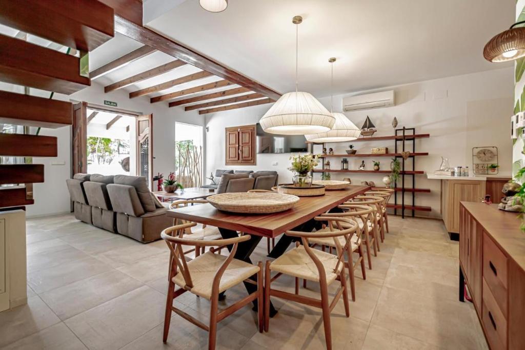 贝尼多姆Villa JAP的厨房以及带大型木桌和椅子的用餐室。