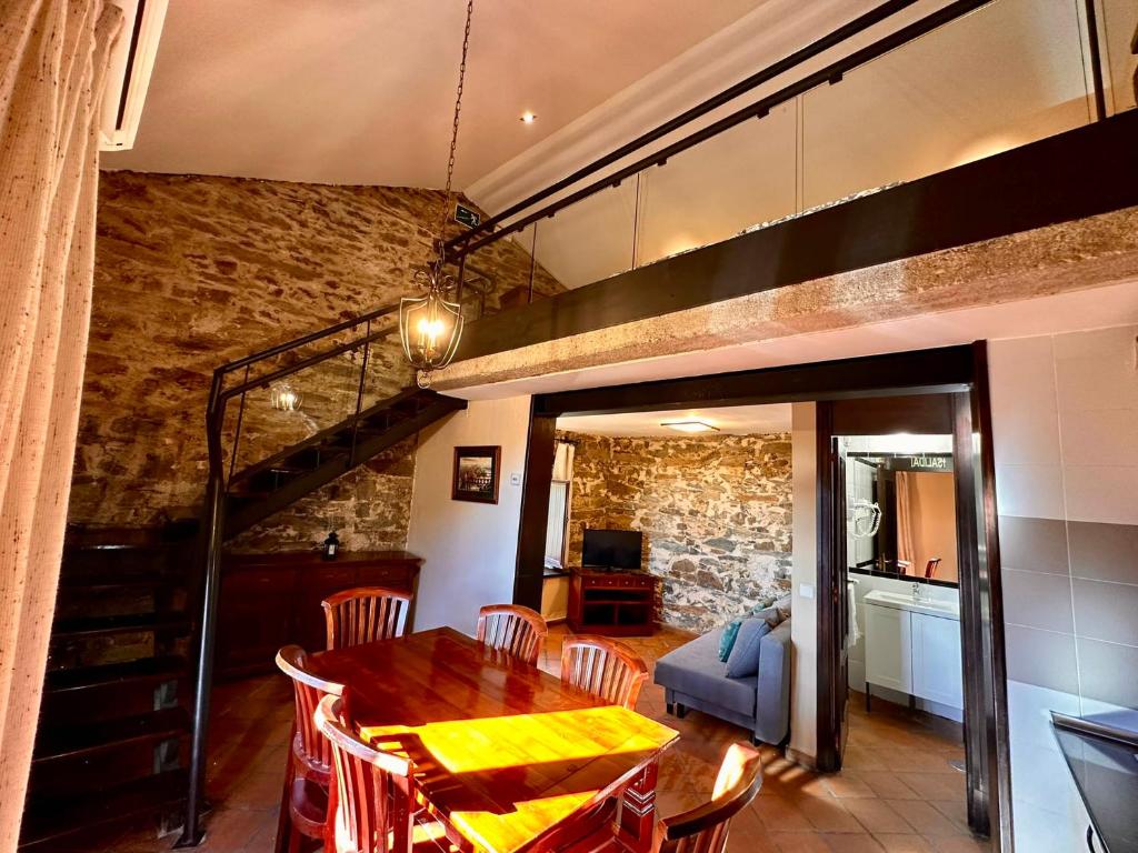 帕托内斯El Bulín de Patones的厨房以及带桌椅的用餐室。