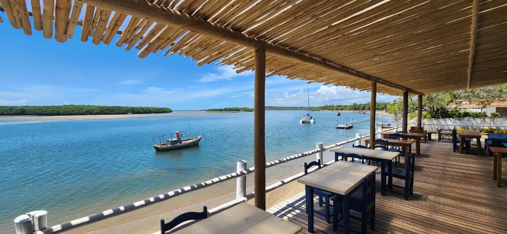 圣安德烈Restaurante & Pousada Gaivota的水中带桌椅和船只的甲板