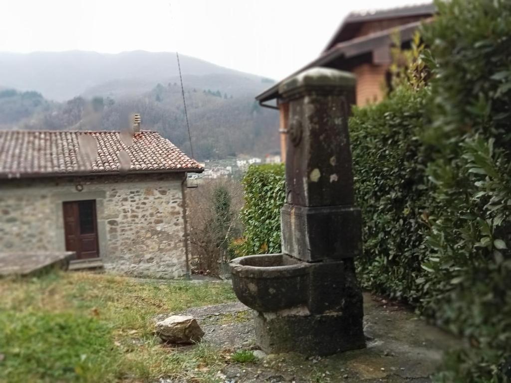 Poggiobacciano casa vacanze的房屋前的古老石柱