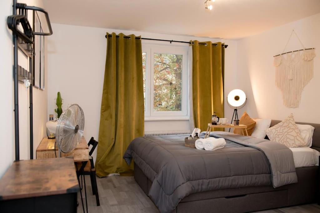 维也纳Entire Tulum Apartment, in the Center of Vienna的一间卧室配有一张床和一个带风扇的窗户。