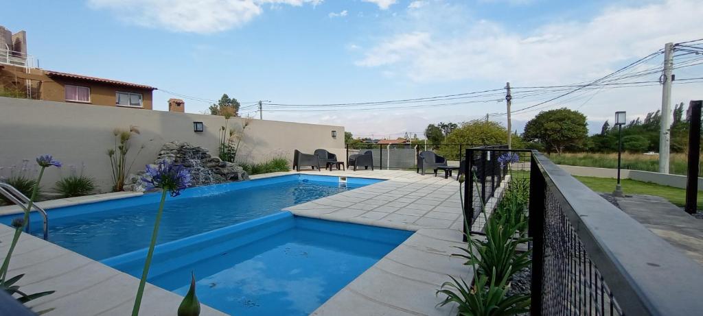 卡法亚特Colores De La Quebrada的一座房子后院的游泳池