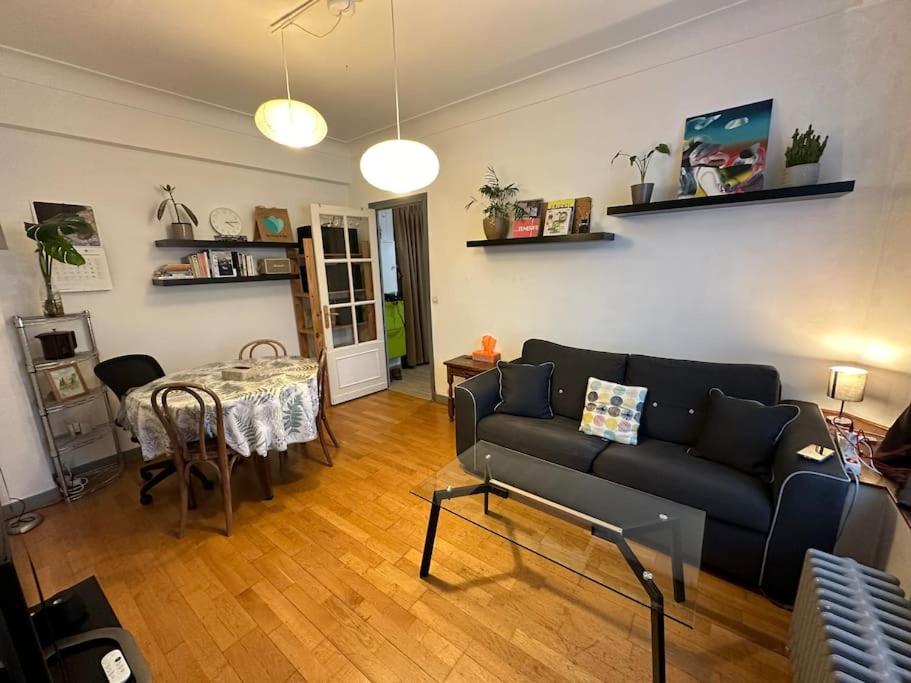 维勒瑞夫Next to Paris Metro - Calm & Convenient Apartment的客厅配有沙发和桌子