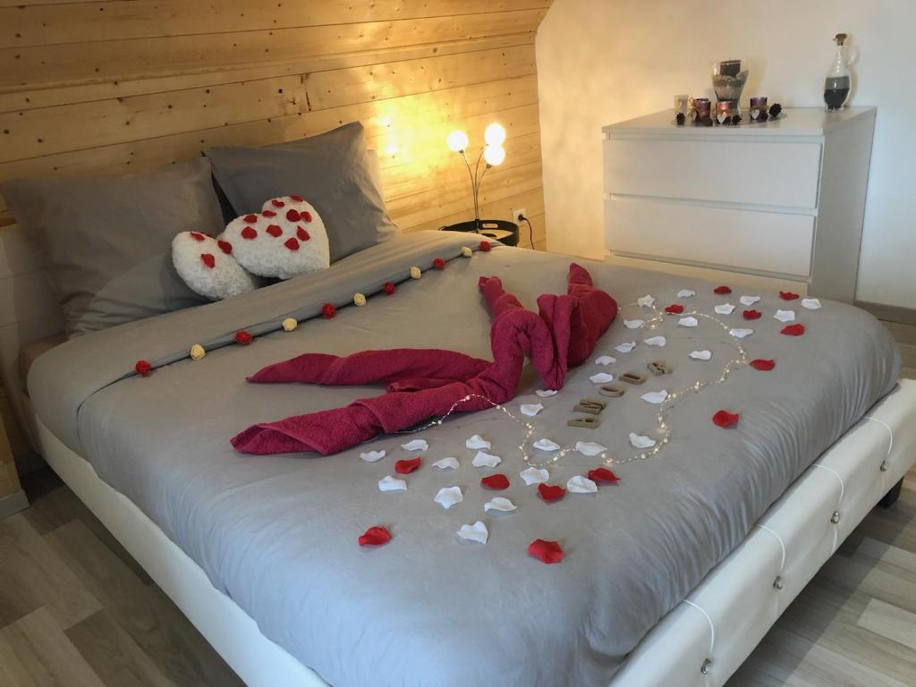 CordéacLe cocoon Isérois, avec balnéo的一张红白的睡床