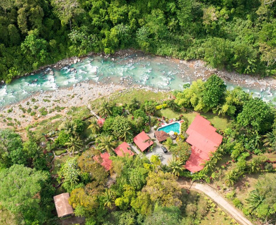 乌维塔Casitas Del Rio Riverfront Jungle Beach Vacation的享有河边房屋的空中景致