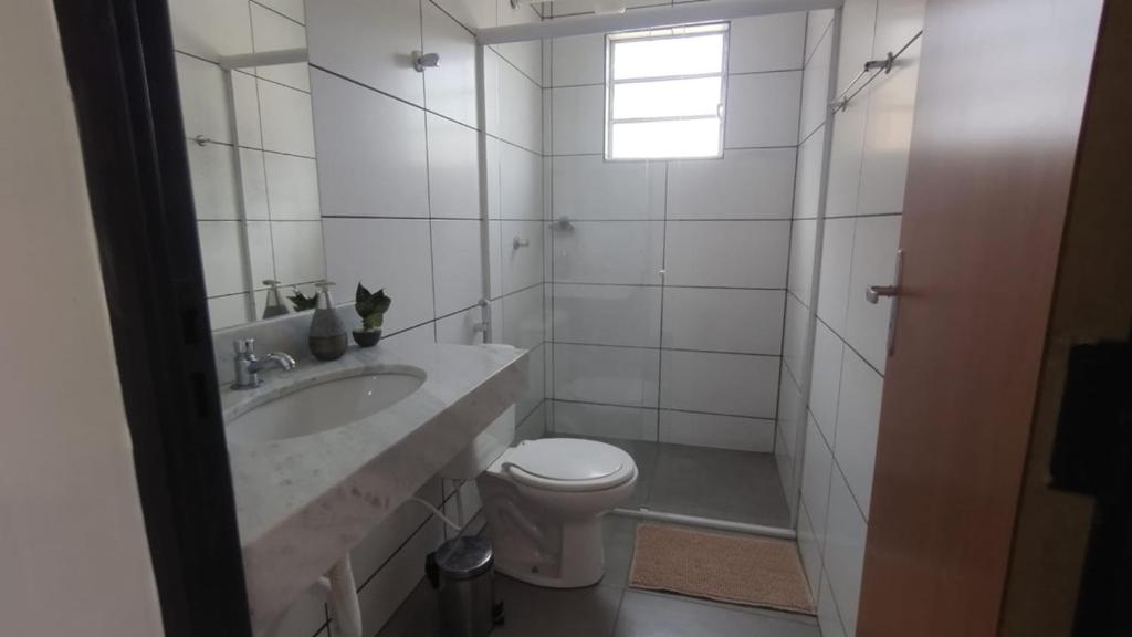 圣安娜杜里亚舒Pousada Flor do Campo Cipó的白色的浴室设有水槽和卫生间。