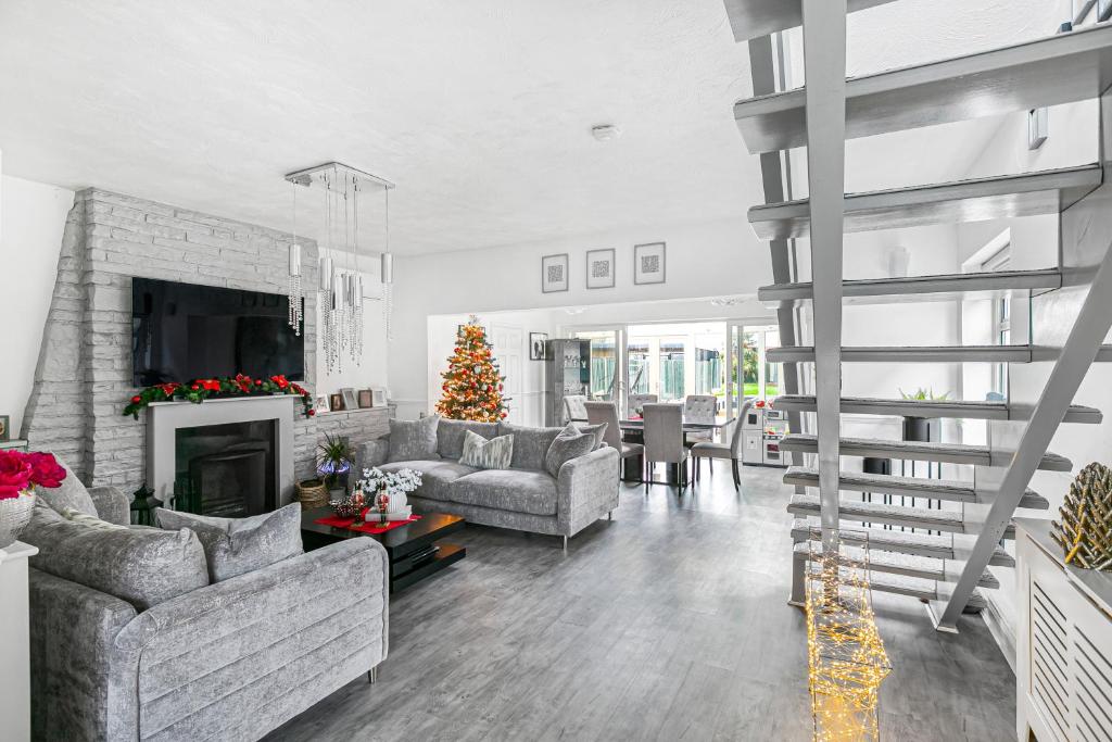 莫尔西Hampton Oasis with Heated Pool & Large Garden的客厅设有壁炉和圣诞树