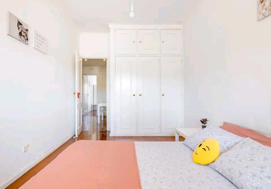 里斯本Rigoli Room的一间卧室配有一张黄色枕头的床