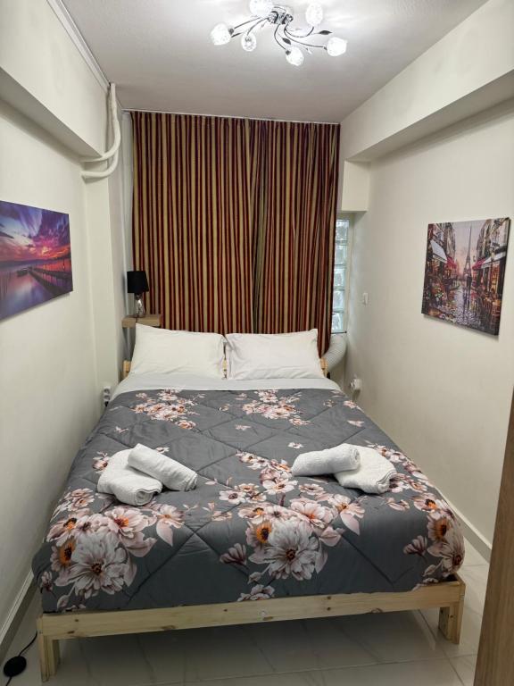 雅典Athens Studio的一间卧室配有一张床,上面有两条毛巾