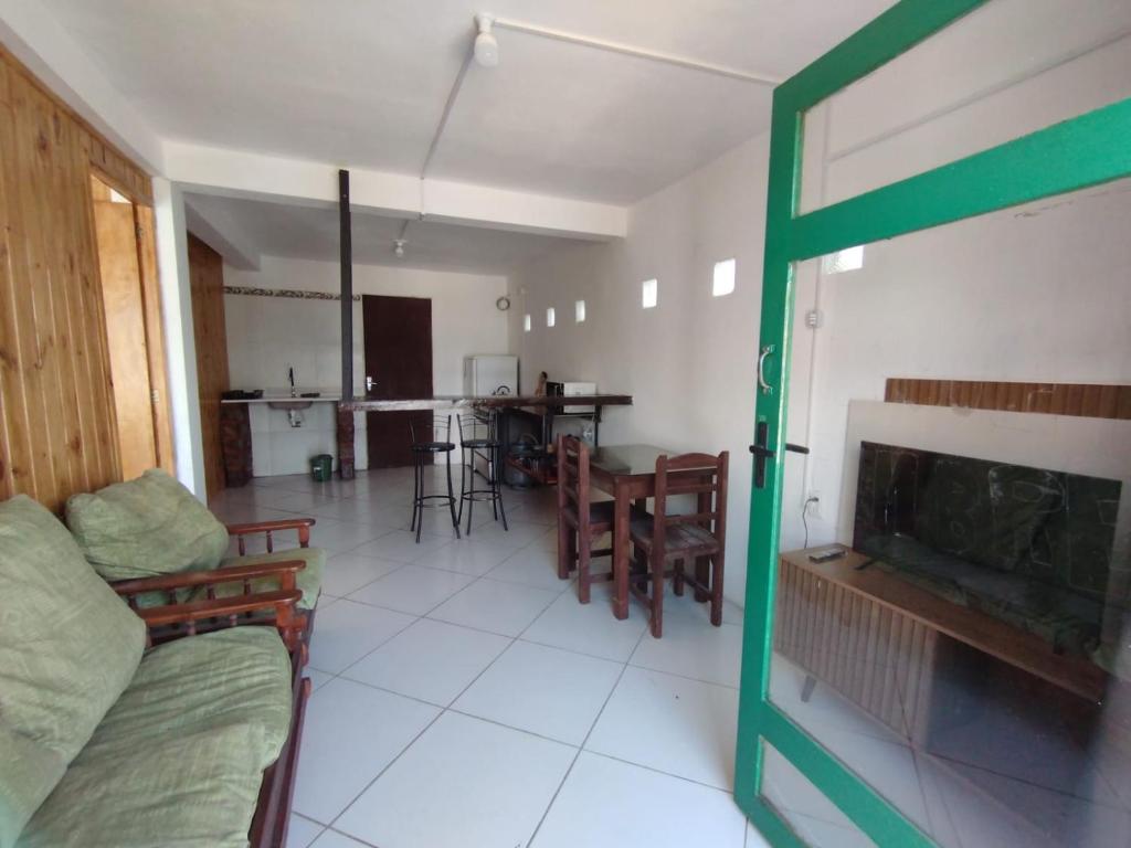 圣维多利亚-杜帕尔马Barra do chui Brasil的带沙发和壁炉的客厅