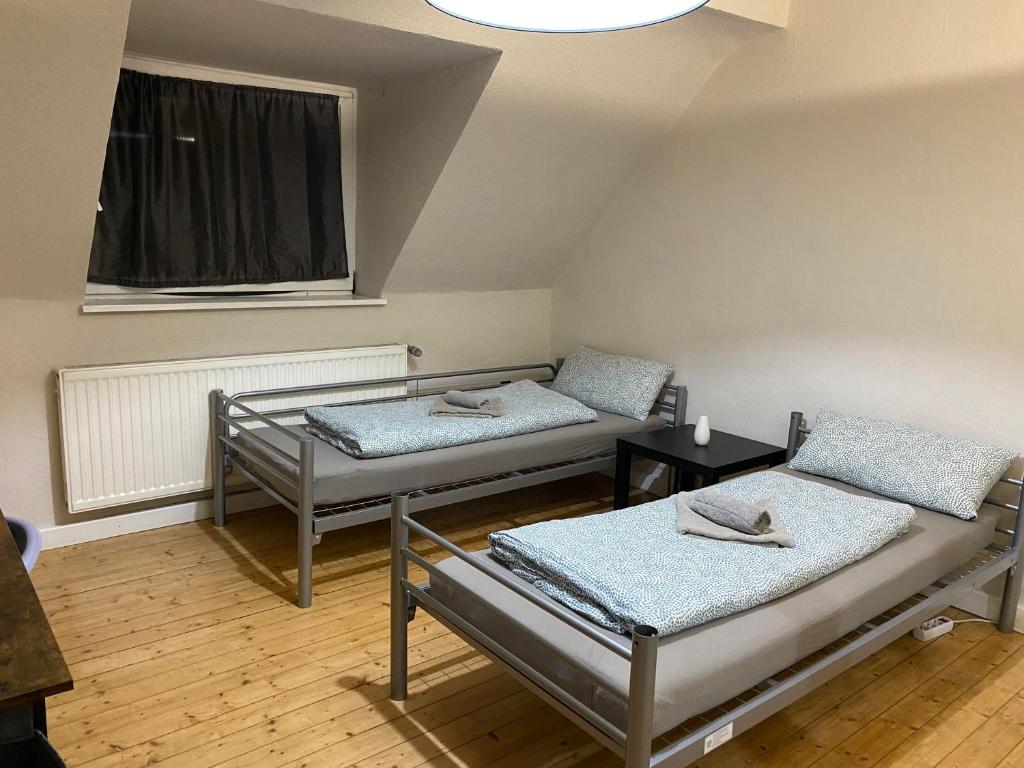 杜伊斯堡Duisburg FeelHome, Flughafen nah,2-Schlafzimmer, Badewanne, Zentral, WiFi, Top Floor的小型客房 - 带2张床和窗户