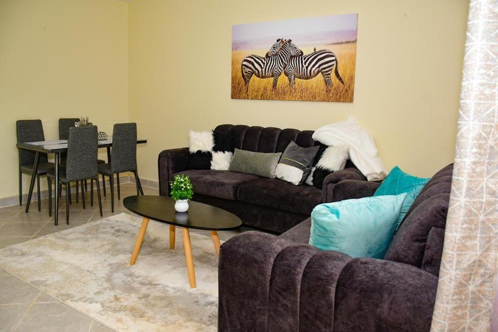 基塔莱Stylish 2 bedroom in Kitale Fully Furnished at 360 Luxury的客厅配有沙发和桌子