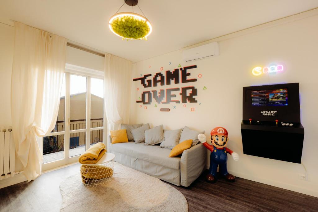 维罗纳[Arcade House] Verona Fiera Netflix + Videogame的客厅配有白色沙发和电视