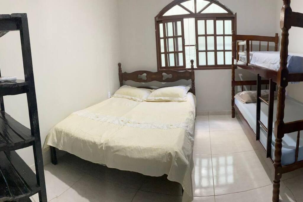 丰当Casa Excelente Praia Grande的一间卧室配有一张床和两张双层床。