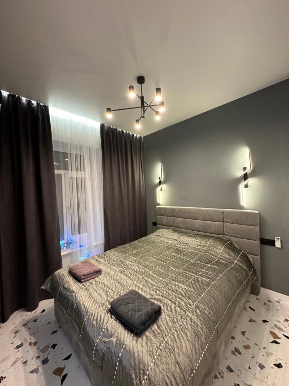 利沃夫Apartment on Snijna street 5的一间卧室设有一张大床和一个窗户。