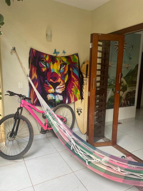 皮帕Apartamento em Pipa的停在狮子画旁边一辆自行车