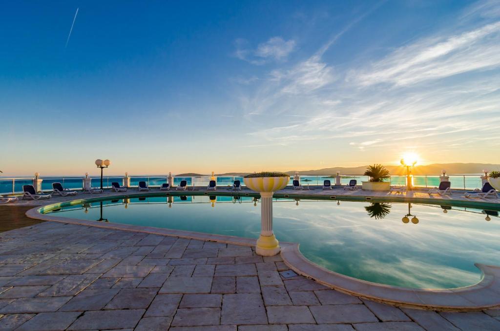 奥瑞比克安东尼奥佩希恩别墅酒店的一座背景海洋的游泳池