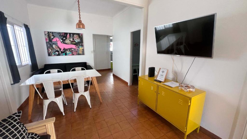 马德普拉塔CASA EN LA FELIZ - pet friendly的客厅设有餐桌和电视