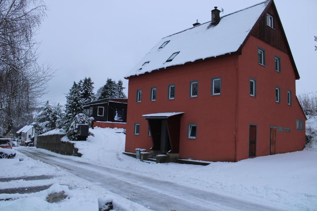 卢捷纳普德克利诺夫琴Apartmány Klínovec - Penzion Jonas的屋顶上白雪的红色谷仓