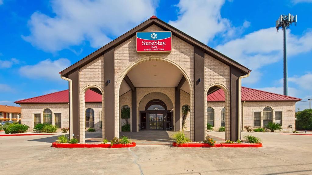 圣安东尼奥SureStay Plus by Best Western San Antonio Fiesta Inn的上面有标志的建筑