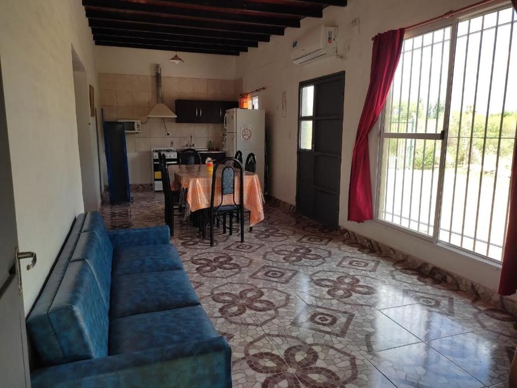 圣奥古斯汀镇Complejo de Cabañas Las Mellizas的客厅配有蓝色的沙发和桌子