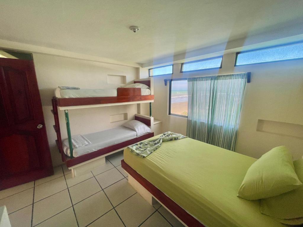 阿塔卡梅斯Hostal La Tolita的一间卧室设有两张双层床和一扇窗户。