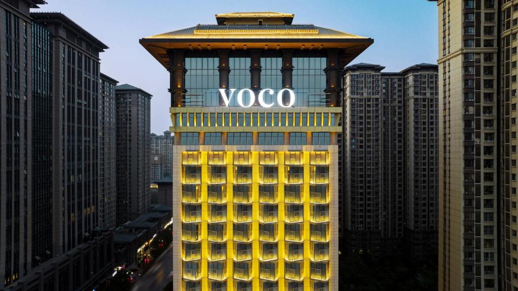 西安西安秦都传奇voco酒店的建筑顶部的Voc标志