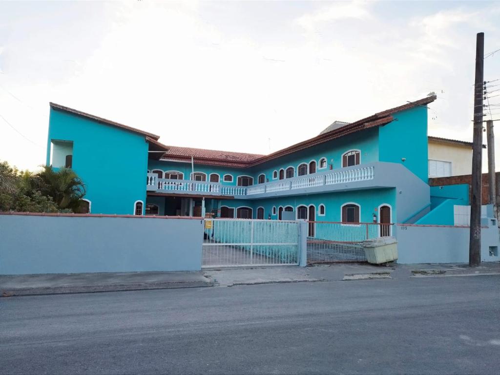 伊利亚孔普里达Apartamento dos Sonhos的前面有栅栏的蓝色建筑