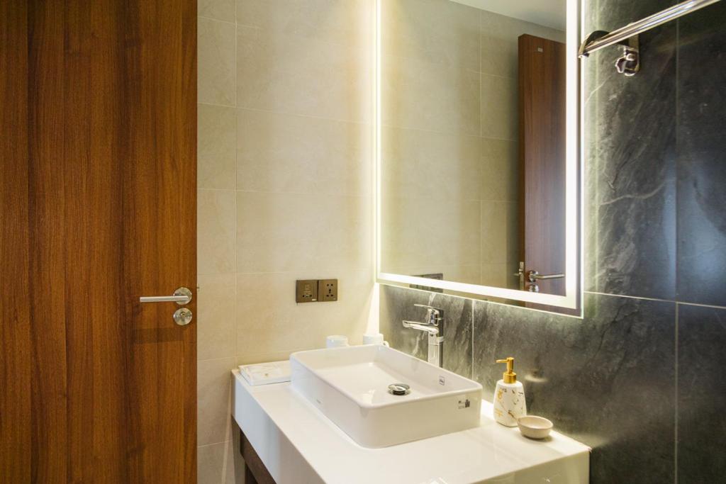 Cao LãnhHotel Trí Lê PREMIER的浴室设有白色水槽和镜子